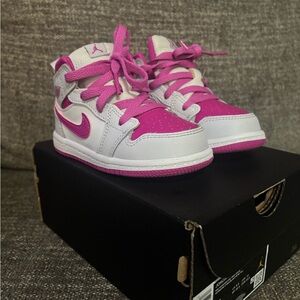 Jordan 1 whisper / fire pink white 7C